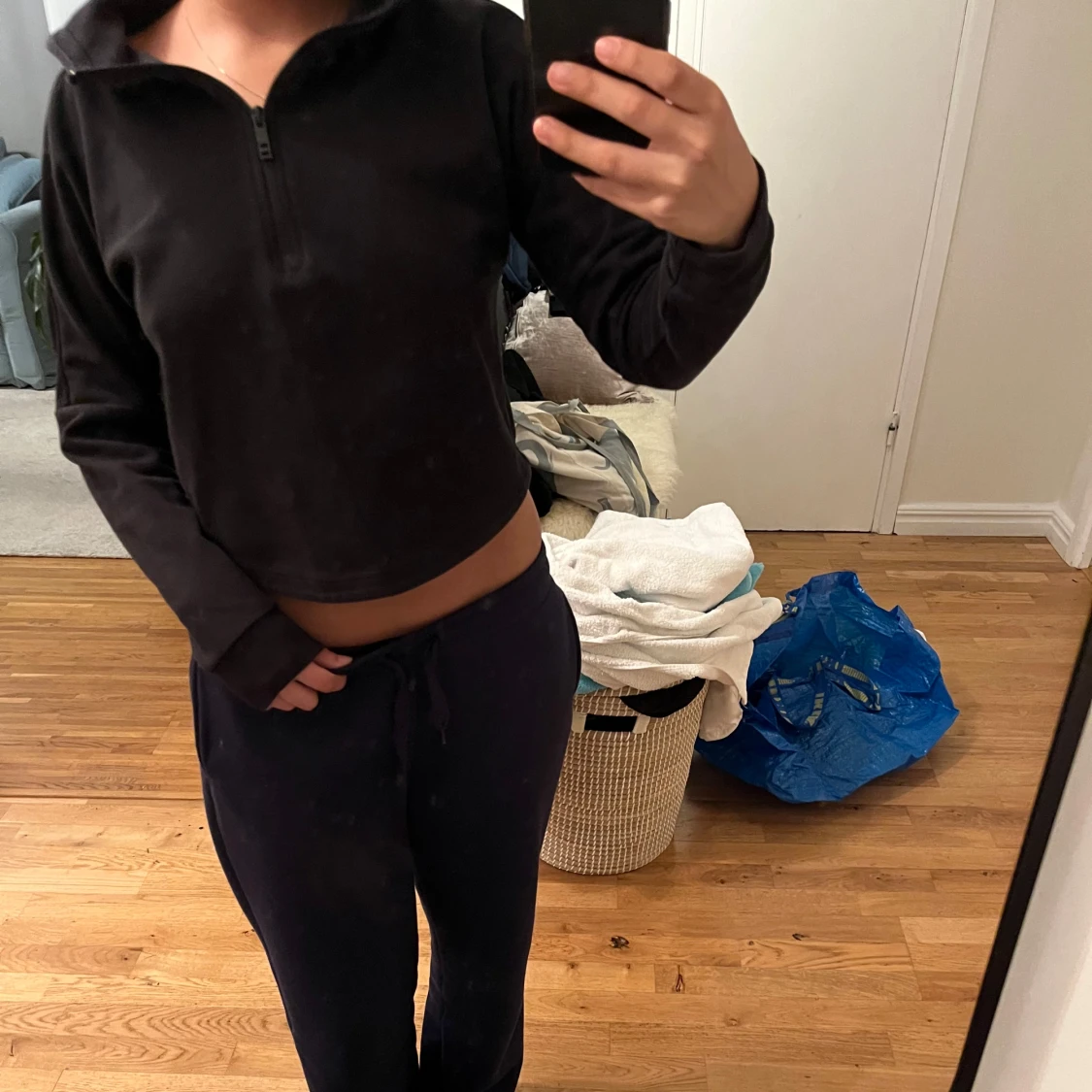 Svart croppad hoodie - 90