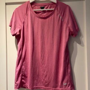 Karhu tränings T-shirt  - Säljer nu denna jättefina träningströja ifrån märket karhu. Storlek L men jag skulle säga m. Inga defekter. Knappt använd.