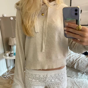 Beige stickad hoodie från JDY - Säljer en superfin beige stickad hoodie från JDY i storlek XS. Säljer då den är för liten för mig. Den är nopprig därav priset. Bilderna är lånade.  Kontakta gårna för mer information 🥰