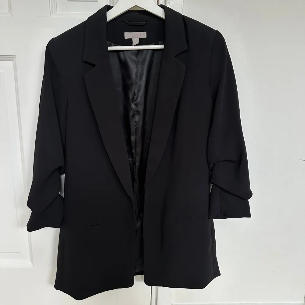 Så fin blazer/kavaj från HM med så fina ärmar. Helt perfekt till vardags eller fest. Inga defekter och ser helt ny ut. Knappt använd🥰. Kostymer.