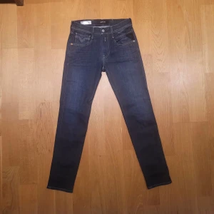 Replay Anbass jeans - Säljer dessa riktigt snygga Replay jeans i modellen anbass. Jeansen är helt nya men har inga lappar kvar. Det är storlek W27/L30.