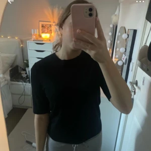 Svart finstickad tröja  - Säljer en stilren svart finstickad tröja 'Ada'. Perfekt för både vardag och fest. Tröjan har en normal passform och korta ärmar, vilket gör den superbekväm och lätt att matcha med olika outfits. Ett måste i garderoben! 🖤