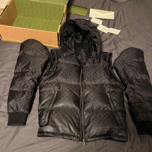 Gucci jacka - Tjena säljer denna gucci jackan. Köptes 2019, har box och papper kvar. Storlek 48/M. Kvittot finns tyvärr inte kvar och det är en liten skada som knappt syns (sista bild). Jackan är väldigt eftertraktad och mycket ovanlig men på grund av skadan och saknad av kvittot är priset 10000. Kan gå ner vid snabbaffär. Hör av er vid intresse!