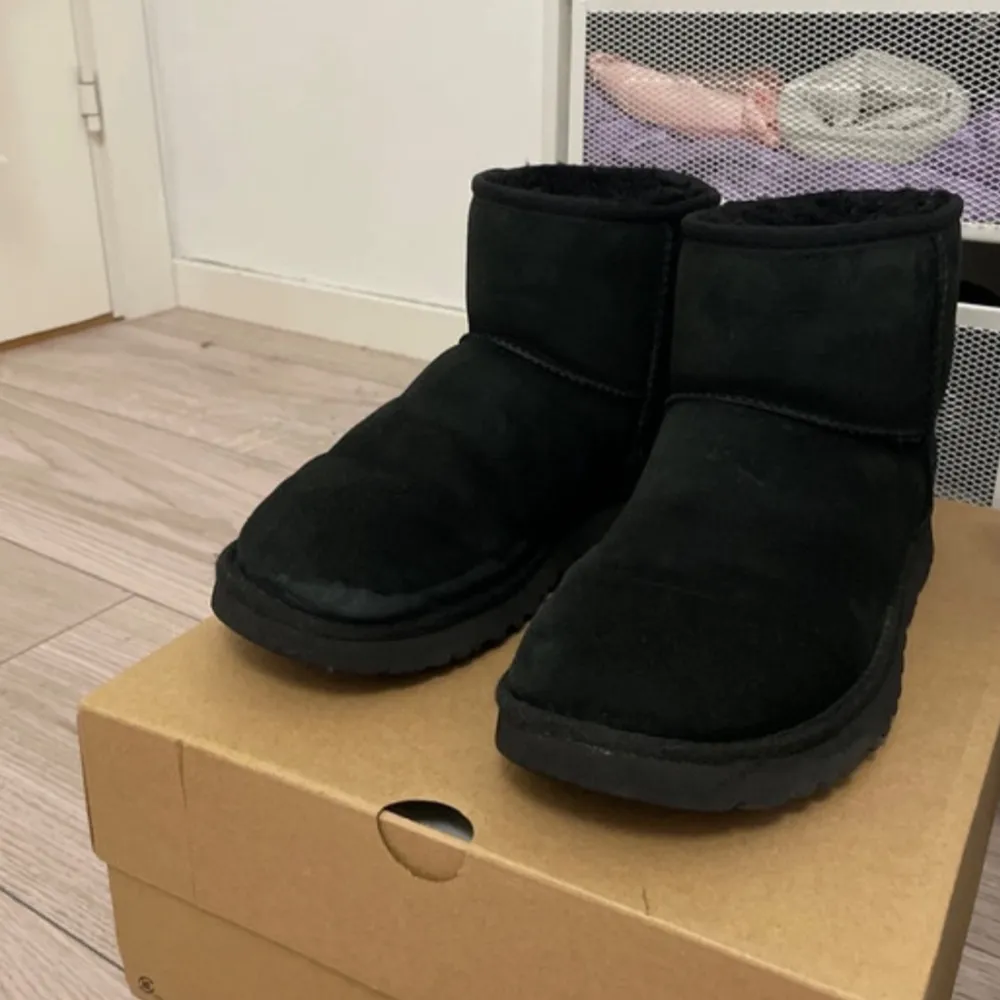 Säljer ett par svarta UGG boots i mycket bra skick. Perfekta för kalla dagar!!. Skor.