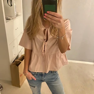 Topp - En jättefin ljusrosa knyt topp från Hm. Den är använd en gång så den är nästan som ny🤩Bara att fråga om ni har några fler frågor eller vill ha fler bilder💕
