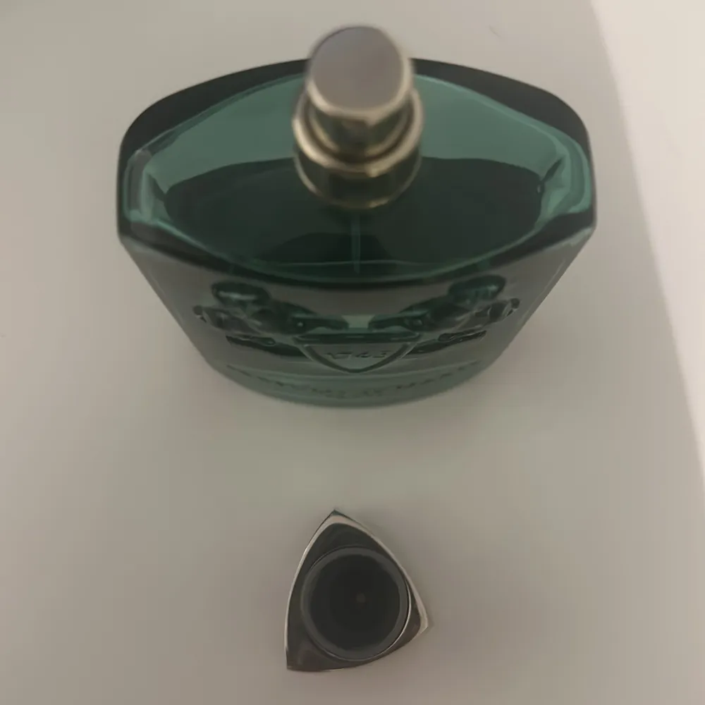 Säljer en elegant Greenley parfym från Parfums de Marly. Flaskan rymmer 125 ml och är nästan full. Mängd enligt bild, Ny pris på 125 ml ligger runt 3000kr. Parfym.