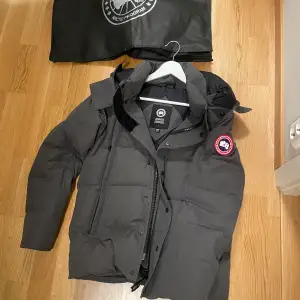 Säljer en grå dunjacka från Canada Goose i mycket bra skick. Jackan är perfekt för vintern med sin varma och quiltade design. Strlk xs-s. Inget kvitto! 