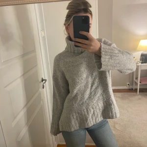 Grå stickad tröja med polokrage - Mysig grå stickad tröja med polokrage, perfekt för kyliga dagar. Den har en loose passform och långa ärmar, vilket gör den superbekväm. Passar perfekt till jeans för en avslappnad look. Perfekt för höst och vinter! Storlek S💕💕