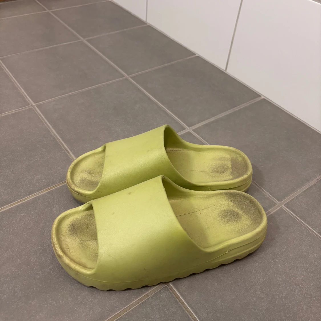 Gröna tofflor liknande till yeezy slides, strl 38 - 1
