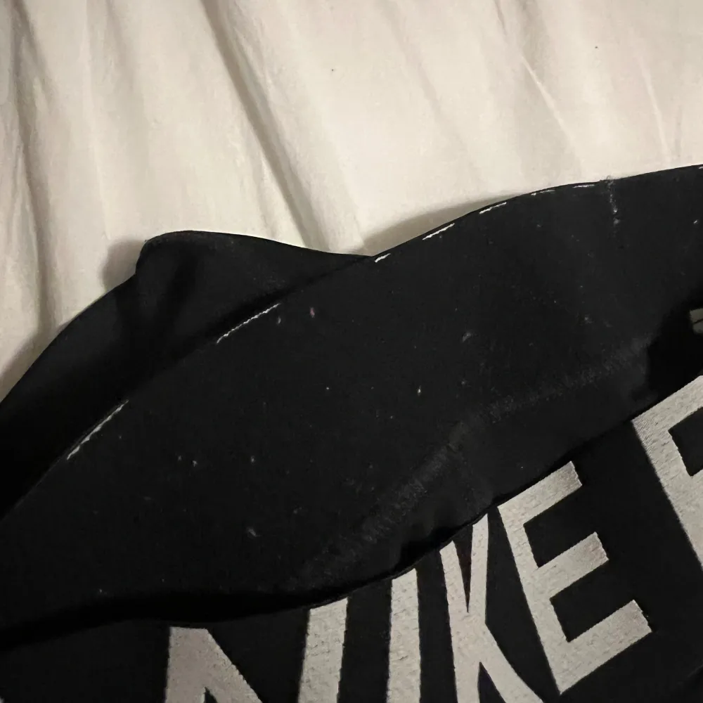 Nike tränings shorts. Storlek S dam. I använt skick och dom är noppriga på kanten på insidan (se bild 5).. Shorts.