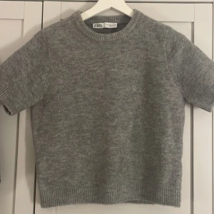 Grå stickad tröja från Zara - Säljer en supermysig grå stickad tröja från Zara. Perfekt för både höst och vår när du vill ha något bekvämt men ändå stilrent. Tröjan är i bra skick och passar perfekt till jeans eller kjol. 🩶