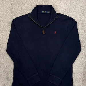 Märke: Polo Ralph LaurenStorlek: LFärg: MörkblåSkick: Mycket bra skick, inga synliga defekter - Märke: Polo Ralph Lauren Storlek: S Färg: Mörkblå Skick: Mycket bra skick