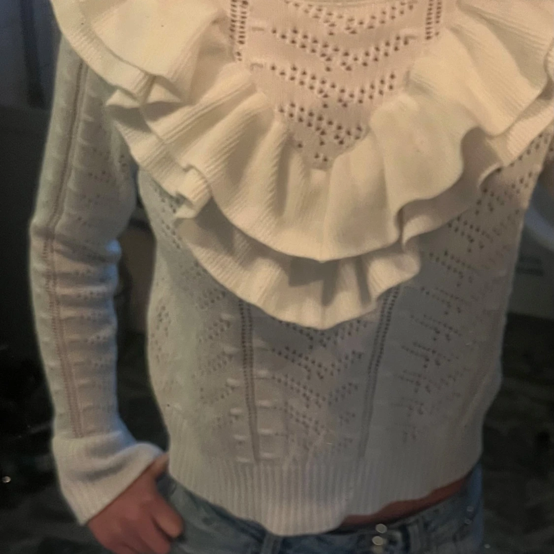 Vit stickad tröja med volangdetaljer - 90