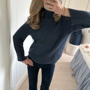 Mörkblå stickad polotröja - Superfin mörkblå polotröja i ull från Stock LM💕 använd en gång 