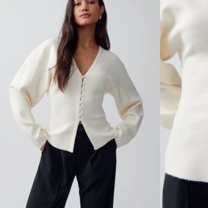 Kofta Gina Tricot  - shaped knitted cardigan i strl Xs från Gina Tricot, endast använd 1 gång under en kort stund! Helt slutsåld på hemsidan 🤍