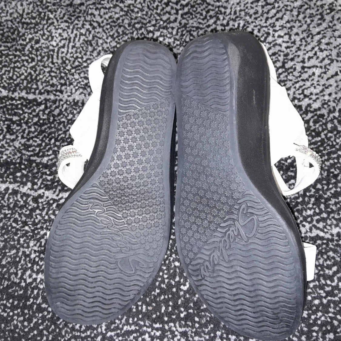 Vita sandaler med glittriga detaljer - 91