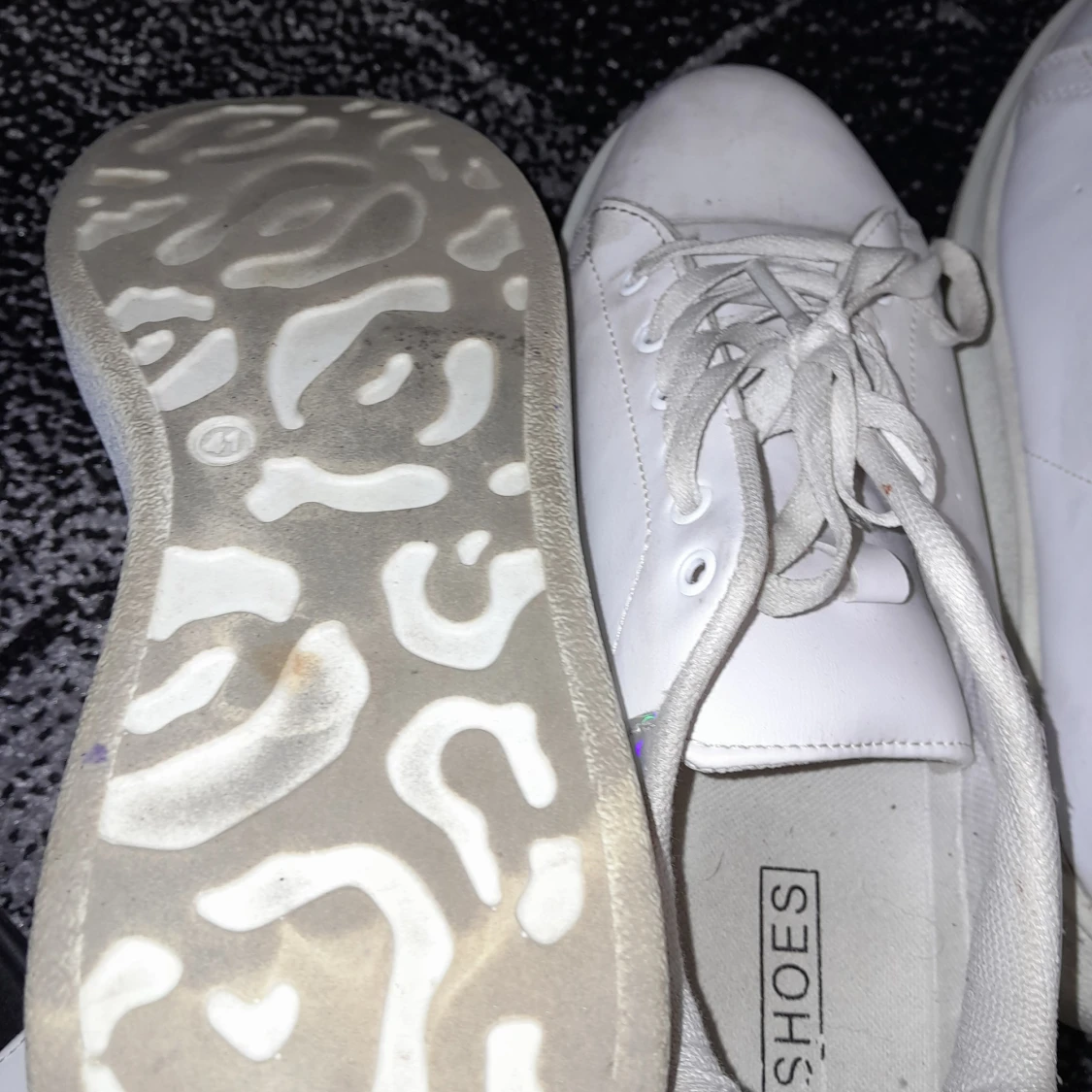 Vita sneakers med holografisk detalj - 93