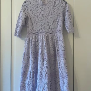 Ljuslila spetsklänning från Happy Holly - Säljer en superfin ljuslila spetsklänning från Happy Holly i storlek 38. Klänningen har trekvartsärm och ett vackert blommigt mönster. Perfekt för vårens och sommarens fester! 💜