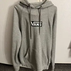 Säljer en snygg grå hoodie från Vans i storlek small. Den har en klassisk logga på bröstet och fina rutiga detaljer på ärmen. Väldigt skön och behagligt hoodie som tyvärr inte kommer till användning. Superbekväm och i bra skick!