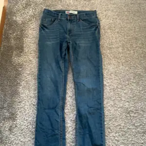 Säljer ett par snygga Levi's 511 jeans i blå denim. De har en slim passform och är i bra i passformen Klassisk femficksdesign med dragkedja och knapp. Passar till alla säsonger. Använda 2 gånger 