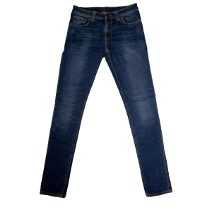 Nudie ”Skinny Lin” jeans - ♠️ Strlk: W30, L32 ♠️ Skick: 8/10 ♠️ Perfekt till vardagen men även festligare tillfällen! ♠️ Priset är diskuterbart! ♠️ Nypris: 1600:-, vårt pris: 599:-