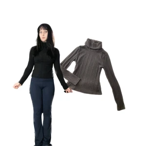 Svart ribbad polotröja - Säljer en snygg svart ribbad polotröja med hög krage. Perfekt för kyliga dagar och ger en stilren look. Tröjan är super mjuk och känns skön mot huden. Passar både till vardags och lite finare tillfällen.