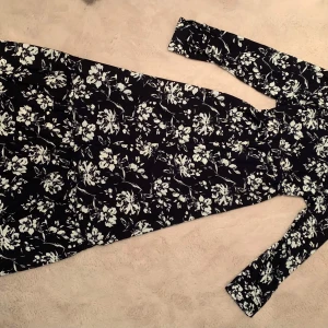 Klänning - Klänning med knappar hela vägen ner & band i midjan. Storlek L-XL köpt fel storlek