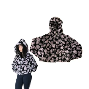 Svart och lila teddyjacka - Supermysig teddyjacka i svart och lila med smiley-mönster. Den har en dragkedja framtill och en stor huva för extra komfort. Jackan är i mycket bra skick och passar perfekt för höst och vinter.