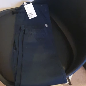 Mörkblå mjuk fin byxor  - Säljer ett par mörkblå byxor i nytt skick. De har en elastisk midja med snörning för bästa passform. 