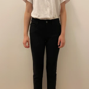 Svarta byxor från Agnès b. - Snygga svarta byxor från Agnès b. i storlek 36. De är högmidjade och har en slim passform som ger en stilren look. Perfekta för både vardag och fest. 🖤