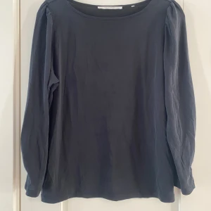 Svart långärmad topp i strl L från YAYA - Svart långärmad topp i strl L från Yaya.  Använd och några lösa trådar, i övrigt i bra begagnat skick.  Mått Över bröstet: ca 56 cm Längd från axeln och ner: ca 68 cm  75% modal och 25% polyester  Kommer från ett djur och rökfritt hem.