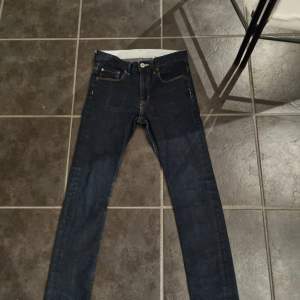 Säljer ett par skinny fit mörkblå jeans. Helt oanvända och säljs för jag köpte för liten storlek. Tyg av denim och perfekt för Stockholmstrakten fits.