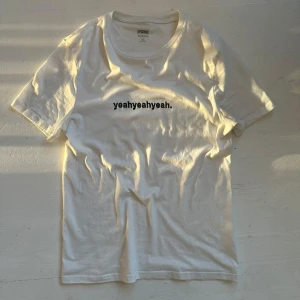 Vit t-shirt - t, kul print. sitter som en M. kom privat vid frågor, priset e it fast