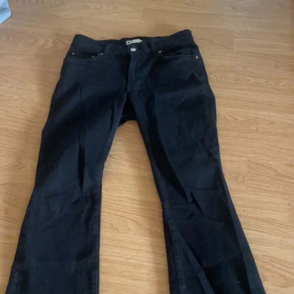 Säljer ett par svarta  lågmidjade jean från Gina tricot i bra skick. De är bootcut. Skriv för fler frågor . Jeans & Byxor.