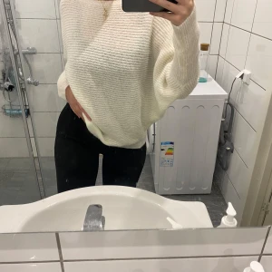 Vit stickad tröja - Världens mysigaste tröja, vit stickad tröja i oversized modell. lös passform och långa ärmar. Perfekt för höst och vinter! Från shein men kan inte längre köpas