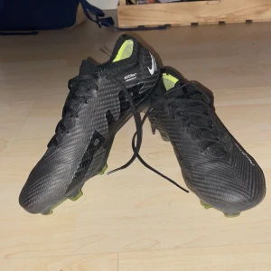 Nike mercurial Elite vapor15 - Tjena säljer mina fotbollsskor eftersom det var för små. Det är storlek 42 och använt väldigt få gånger.