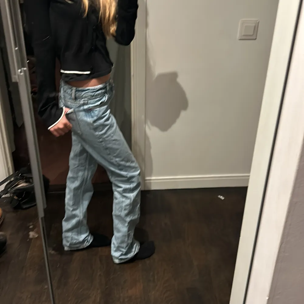 Säljer ett par snygga blå jeans från Zara i storlek EUR 32. De har en klassisk straight fit och är perfekta för vardagsbruk. Jeansen är i bra skick och har en tidlös stil som passar till det mesta. Perfekta för både vår och höst!. Jeans & Byxor.