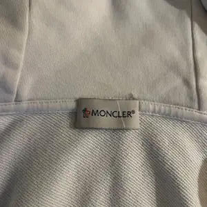 Vit moncler hoodie, äkthetsbevis finns