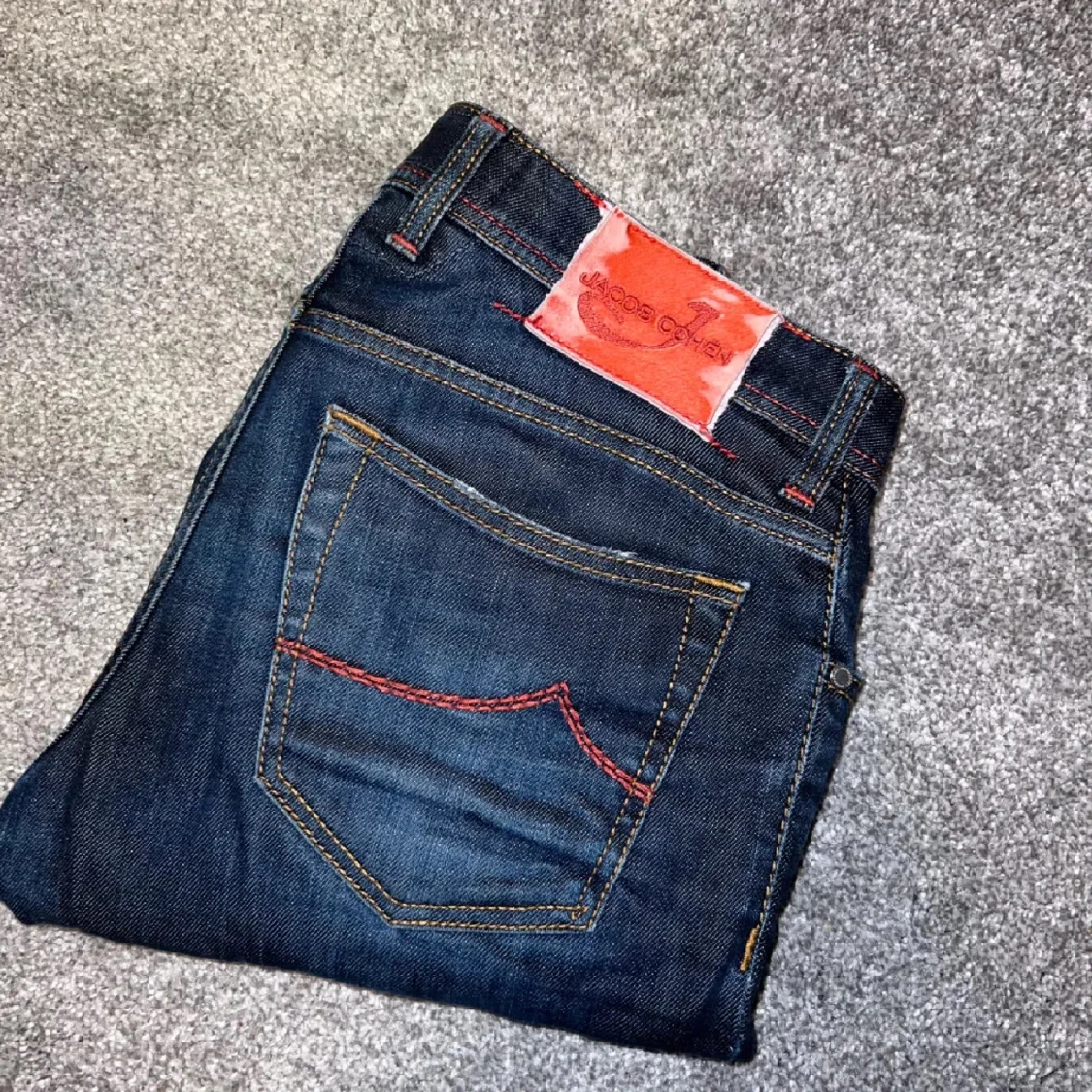 Mörkblå jeans från Jacob Cohen