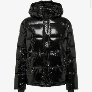 Svart glansig pufferjacka - Säljer en svart glansig pufferjacka i mycket bra skick. Jag har använt den i en vinter. Pris kan diskuteras.