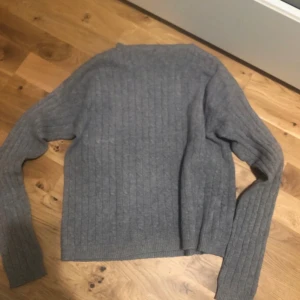 Grå stickad tröja - Super fin tröja från kidsbrandstore i storlek XS. Original pris-500kr