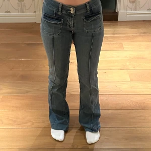 Blåa Nelly jeans - Ett par skitsnygga jeans från Nelly i storlek 34/xs men passar 36 då de är väldigt stretchiga💕 använda ca 2 gånger så i jättebra skick