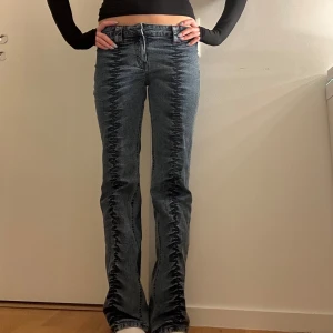 Coola bootcut jeans - Intressekoll på dessa sjukt snygga lågmidjade bootcut jeans med cool design. Använda en gång men är inte helt säker på om jag vill sälja dem 💞💞i står det 38 men dom passar mig som vanligtvis har 34 eller 36 💞