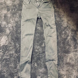 Replay jeans W28 L30 - Säljer ett par grå replay jeans i mycket bra skick. De har en slim passform och är perfekta för både vardag och fest. Byxorna har en klassisk femficksdesign med dragkedja och knapp framtill. Passar mellan 160-172