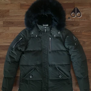 Moose Knuckles Dunjacka - Säljer denna feta vinterjacka då jag behöver rensq min garderob. Det är en överfin jacka slm behöver mer kärlek. Den är i storlek M och jag köpte den från Miinto förrs året. Har haft pä mig den max 4-5 gånger. Pris kan diskuteras vid snabb köp,8999:-