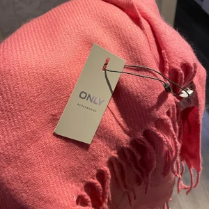 Rosa scarf! - Säljer en rosa scarf från märket ONLY. I nyskick! Aldrig använd! (Fösta bilden visar färgen bäst!)