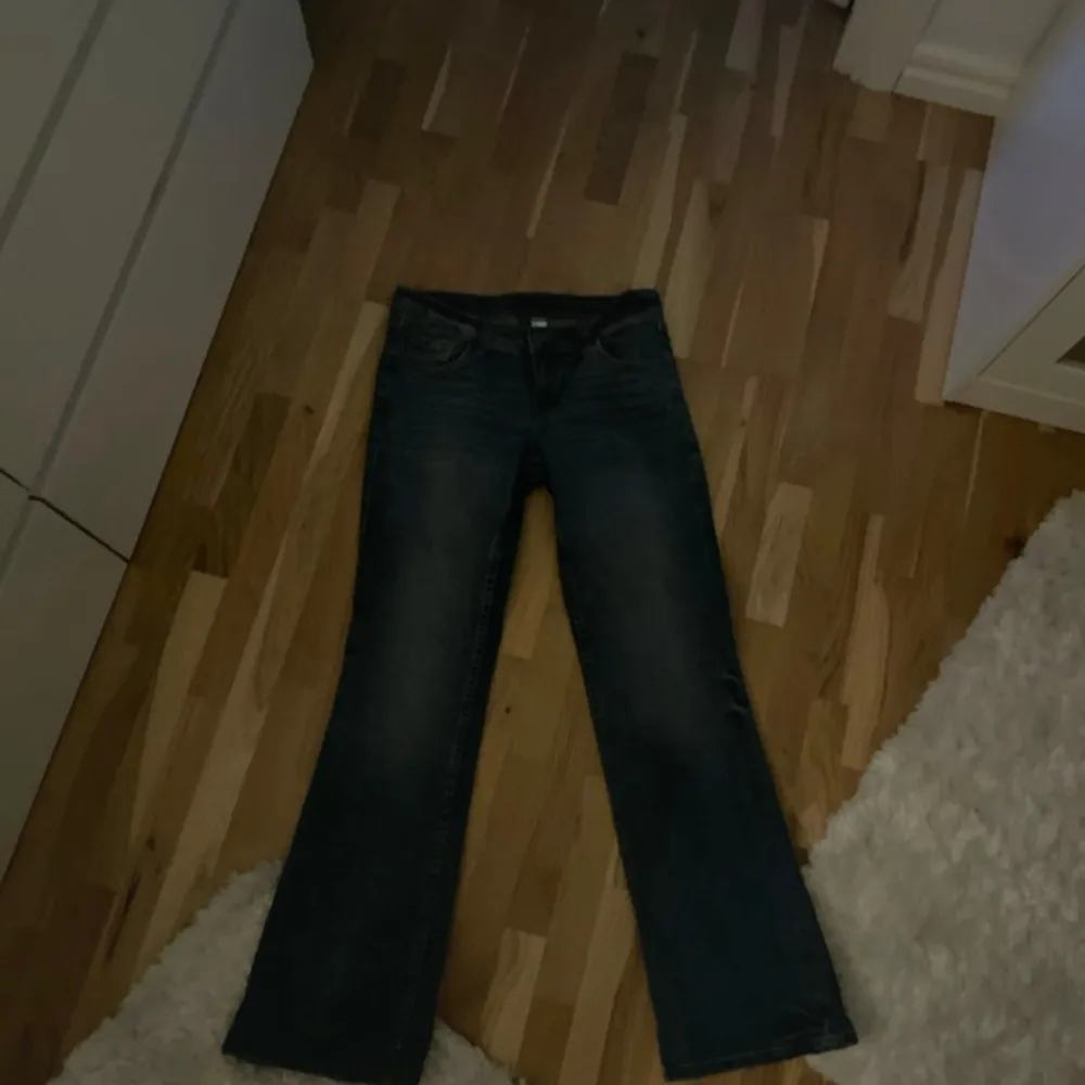 Säljer ett par klassiska blå jeans från H&M Divided i storlek 38. Är i bra skick. Perfekta för vardagsbruk med en bekväm lowaists och stilrena bakfickor med knappdetalj. Hör av dig om du vill ha mer bilder💕. Jeans & Byxor.