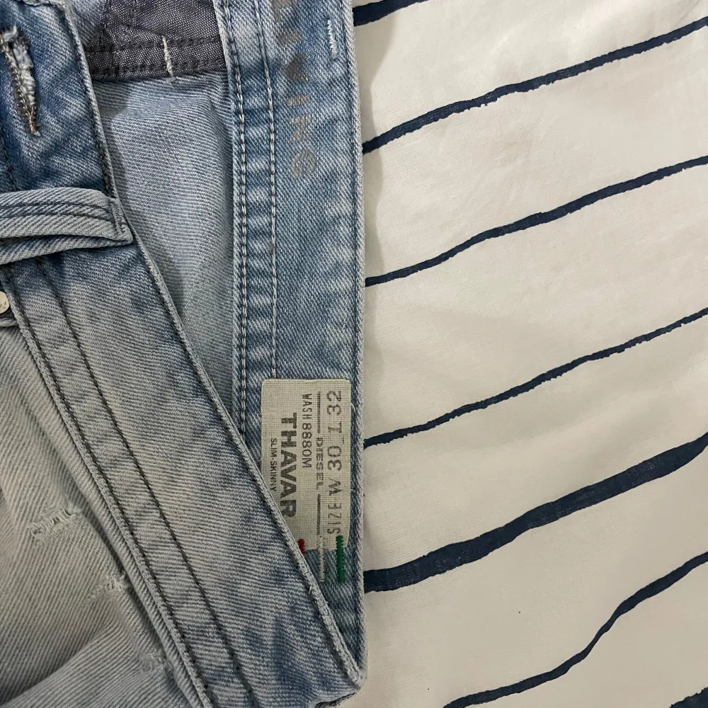 Säljer ett par ljusblå jeans från Diesel i bra skick. De har en snygg slitning och en slim passform som sitter perfekt. . Jeans & Byxor.