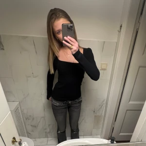 Svart långärmad topp - Säljer en trendig och assnygg svart långärmad topp , ordinariepris 1249 kr från ba&sh