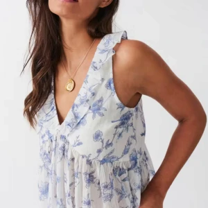 Blommig topp från Gina Tricot - Superfin blommig topp från Gina Tricot. Lappen kvar!